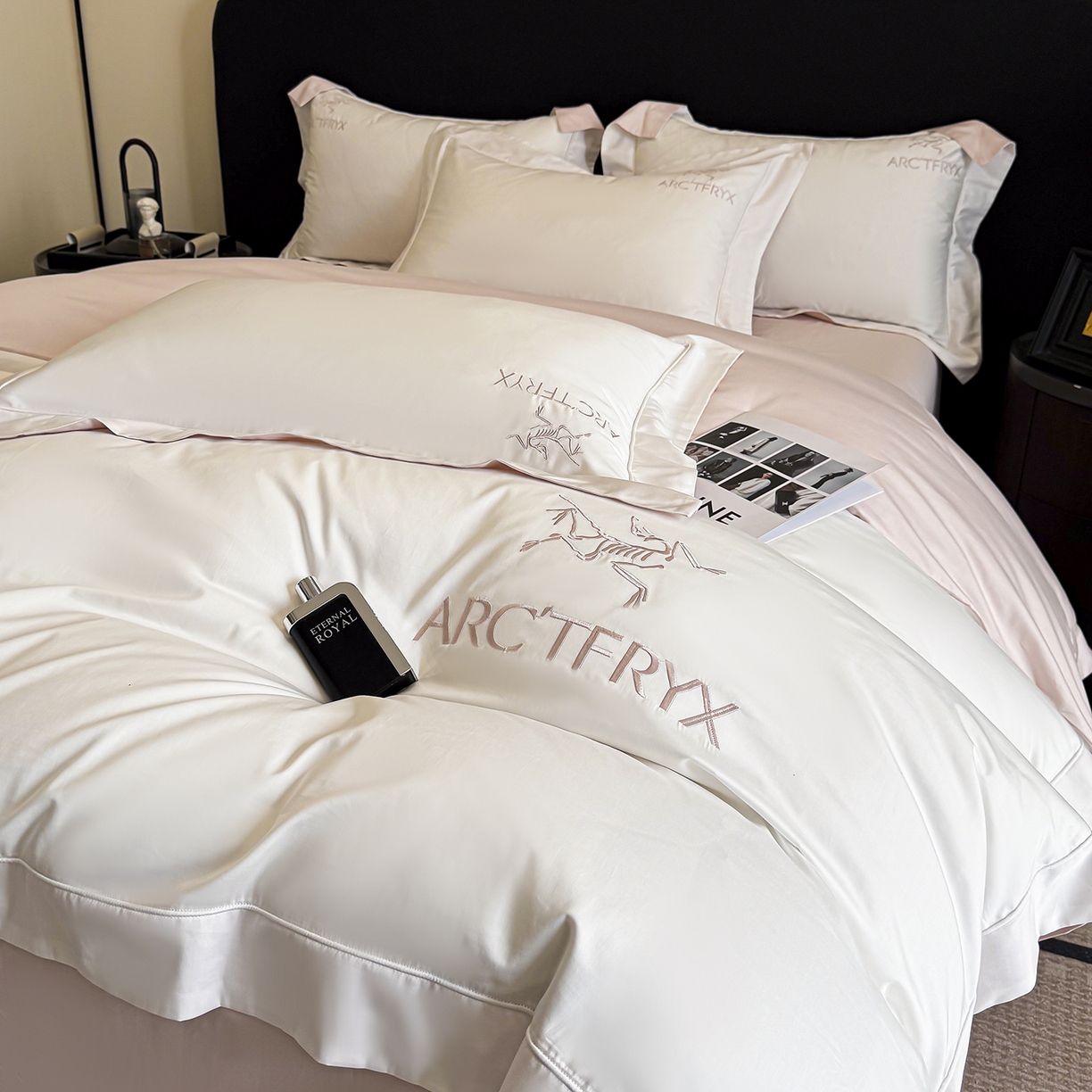 91家纺网 家纺一手货源 找家纺 置顶家纺 2025新款轻奢50双股长绒棉全棉刺绣骨头鸟四件套 轻奢-奶白+粉