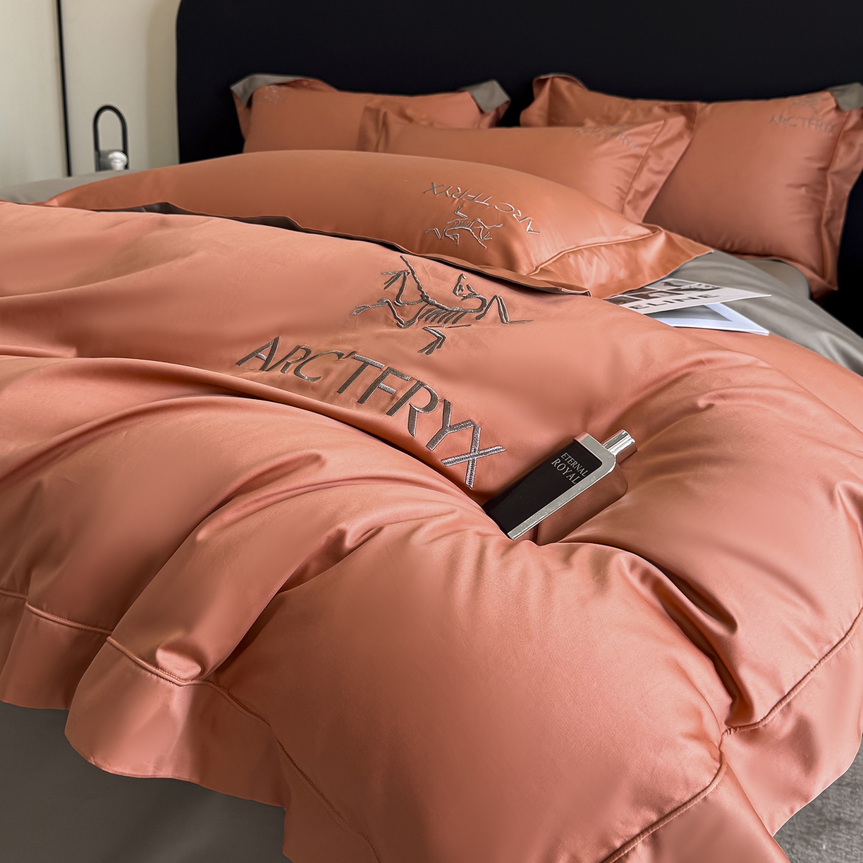 91家纺网 家纺一手货源 找家纺 置顶家纺 2025新款轻奢50双股长绒棉全棉刺绣骨头鸟四件套 轻奢-爱玛橙+绅士灰