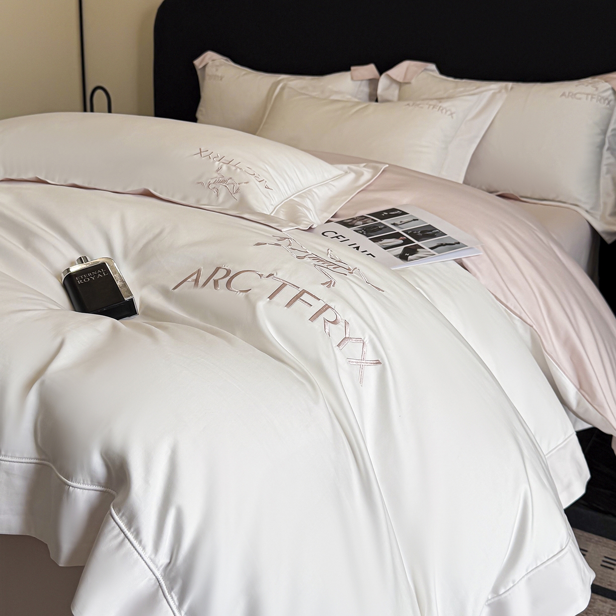 91家纺网 家纺一手货源 找家纺 置顶家纺 2025新款轻奢50双股长绒棉全棉刺绣骨头鸟四件套 轻奢-奶白+粉