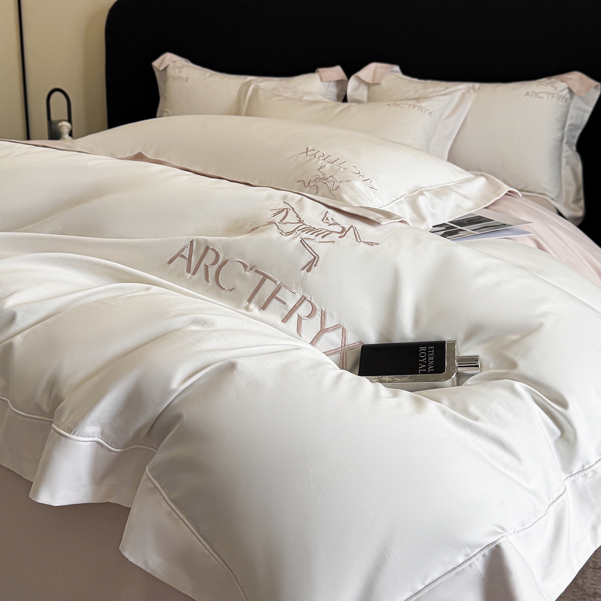 91家纺网 家纺一手货源 找家纺 置顶家纺 2025新款轻奢50双股长绒棉全棉刺绣骨头鸟四件套 轻奢-奶白+粉