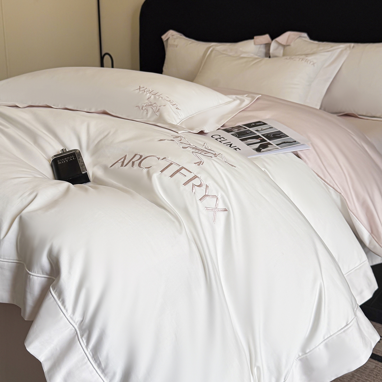 91家纺网 家纺一手货源 找家纺 置顶家纺 2025新款轻奢50双股长绒棉全棉刺绣骨头鸟四件套 轻奢-奶白+粉