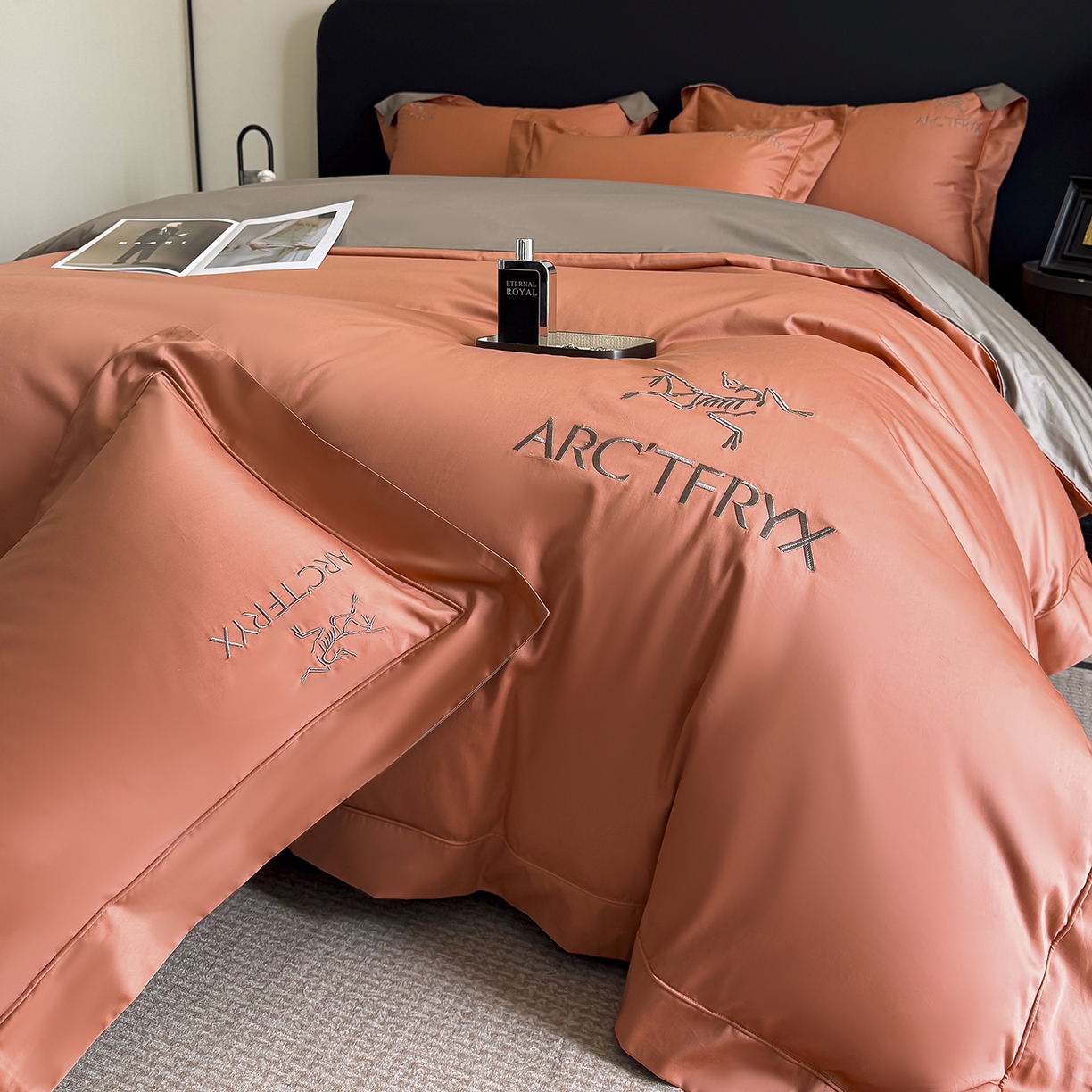 91家纺网 家纺一手货源 找家纺 置顶家纺 2025新款轻奢50双股长绒棉全棉刺绣骨头鸟四件套 轻奢-爱玛橙+绅士灰