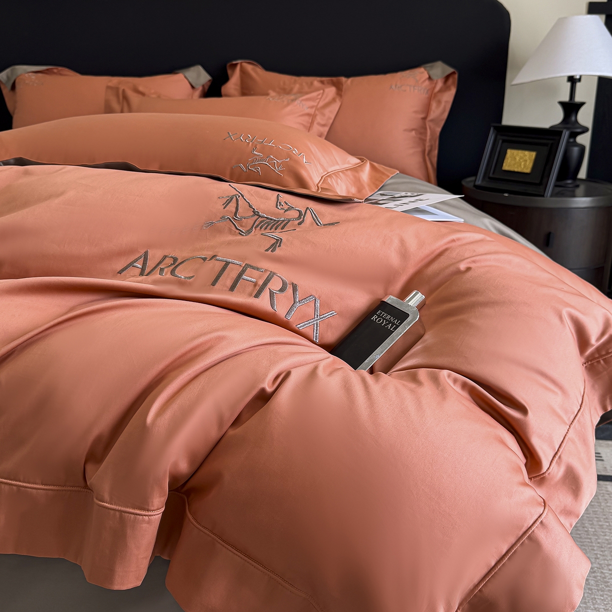 91家纺网 家纺一手货源 找家纺 置顶家纺 2025新款轻奢50双股长绒棉全棉刺绣骨头鸟四件套 轻奢-爱玛橙+绅士灰