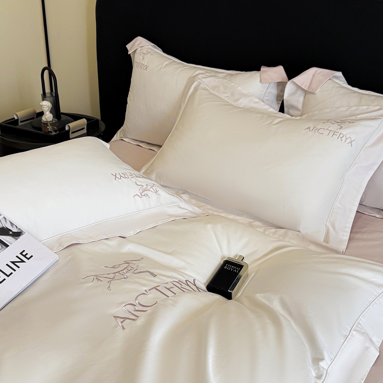 91家纺网 家纺一手货源 找家纺 置顶家纺 2025新款轻奢50双股长绒棉全棉刺绣骨头鸟四件套 轻奢-奶白+粉