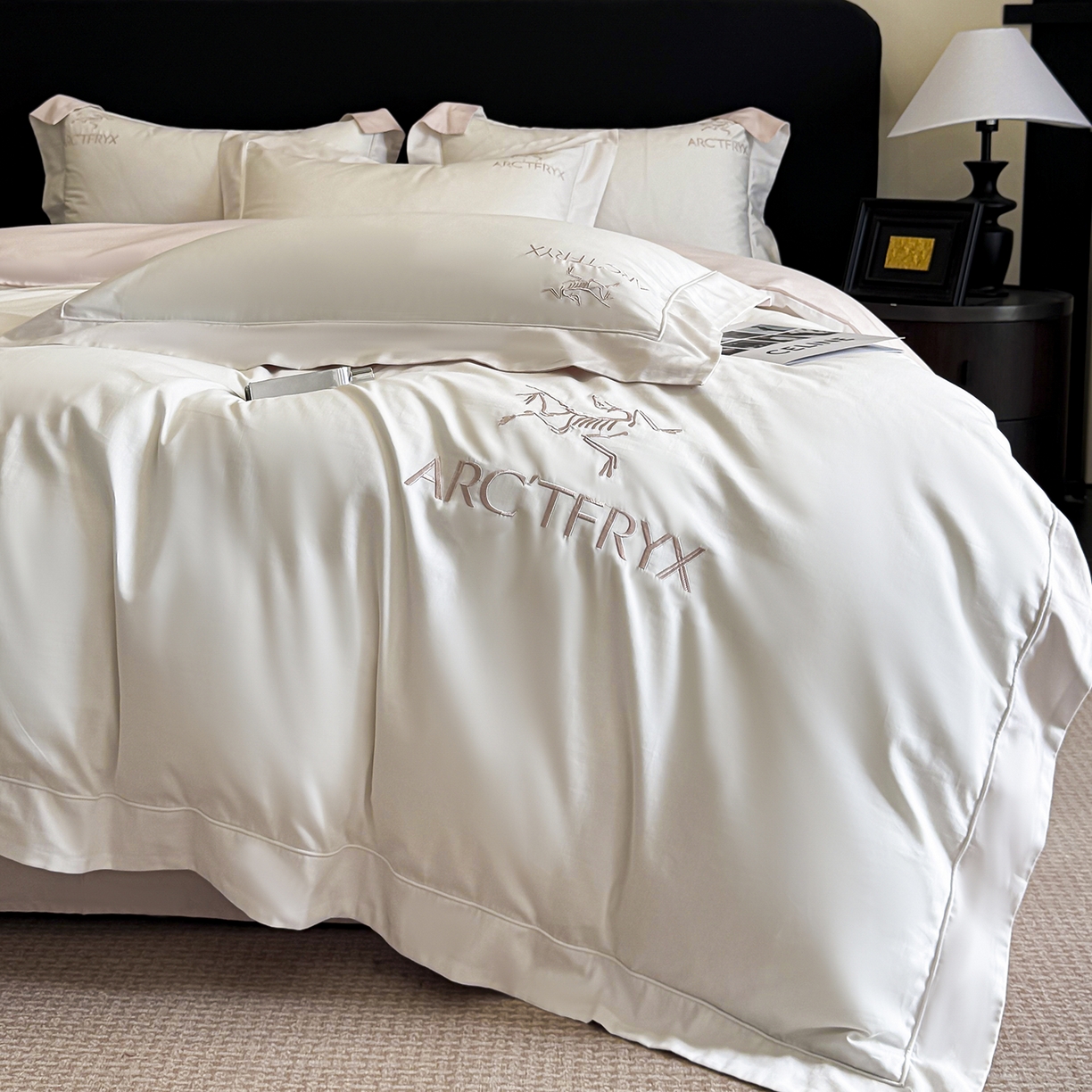 91家纺网 家纺一手货源 找家纺 置顶家纺 2025新款轻奢50双股长绒棉全棉刺绣骨头鸟四件套 轻奢-奶白+粉