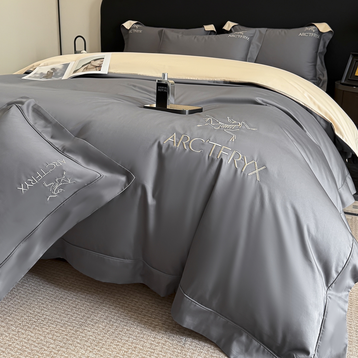 91家纺网 家纺一手货源 找家纺 置顶家纺 2025新款轻奢50双股长绒棉全棉刺绣骨头鸟四件套 轻奢-高级灰+奶咖