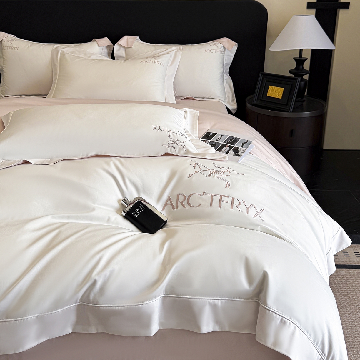 91家纺网 家纺一手货源 找家纺 置顶家纺 2025新款轻奢50双股长绒棉全棉刺绣骨头鸟四件套 轻奢-奶白+粉