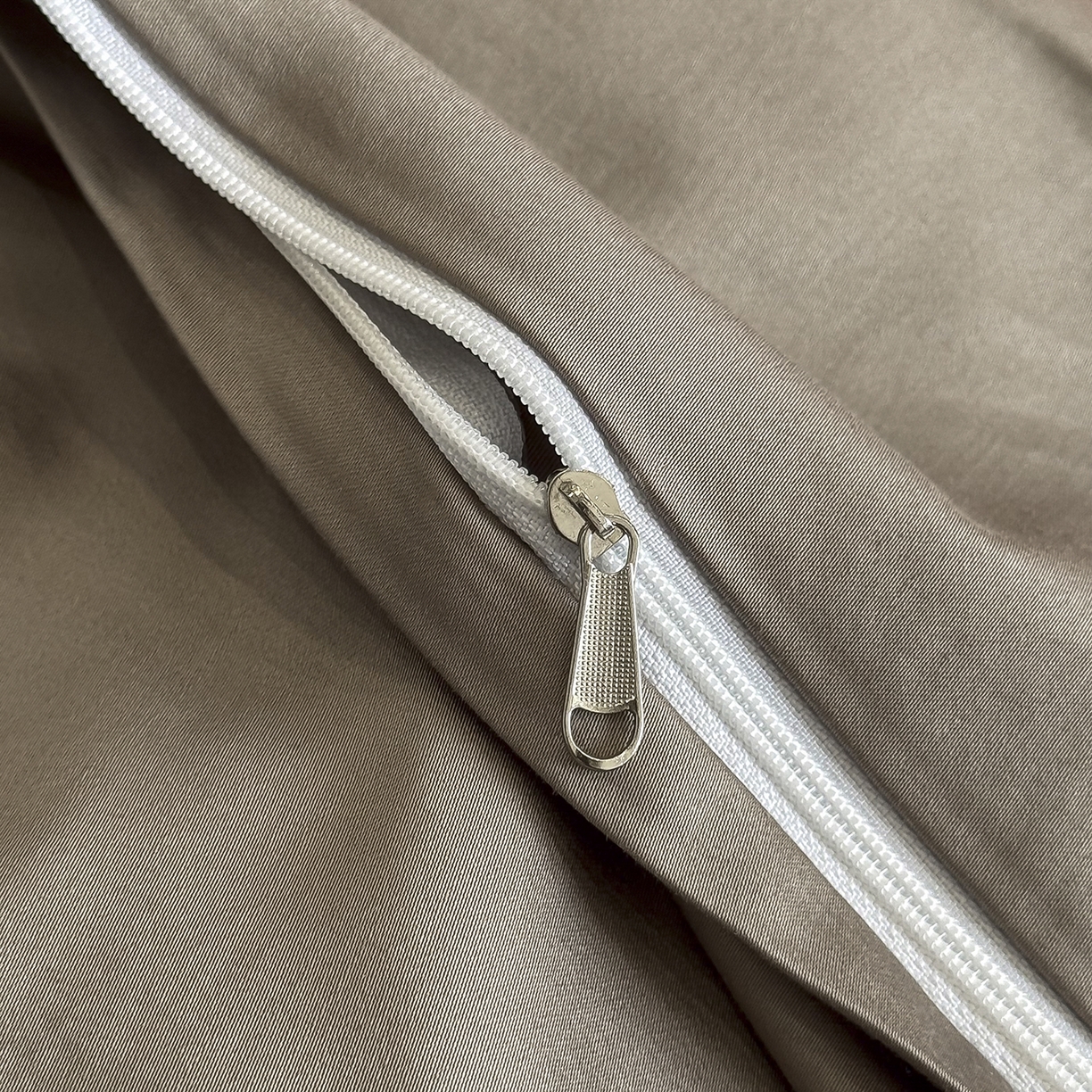 91家纺网 家纺一手货源 找家纺 置顶家纺 2025新款轻奢50双股长绒棉全棉刺绣骨头鸟四件套 轻奢-爱玛橙+绅士灰