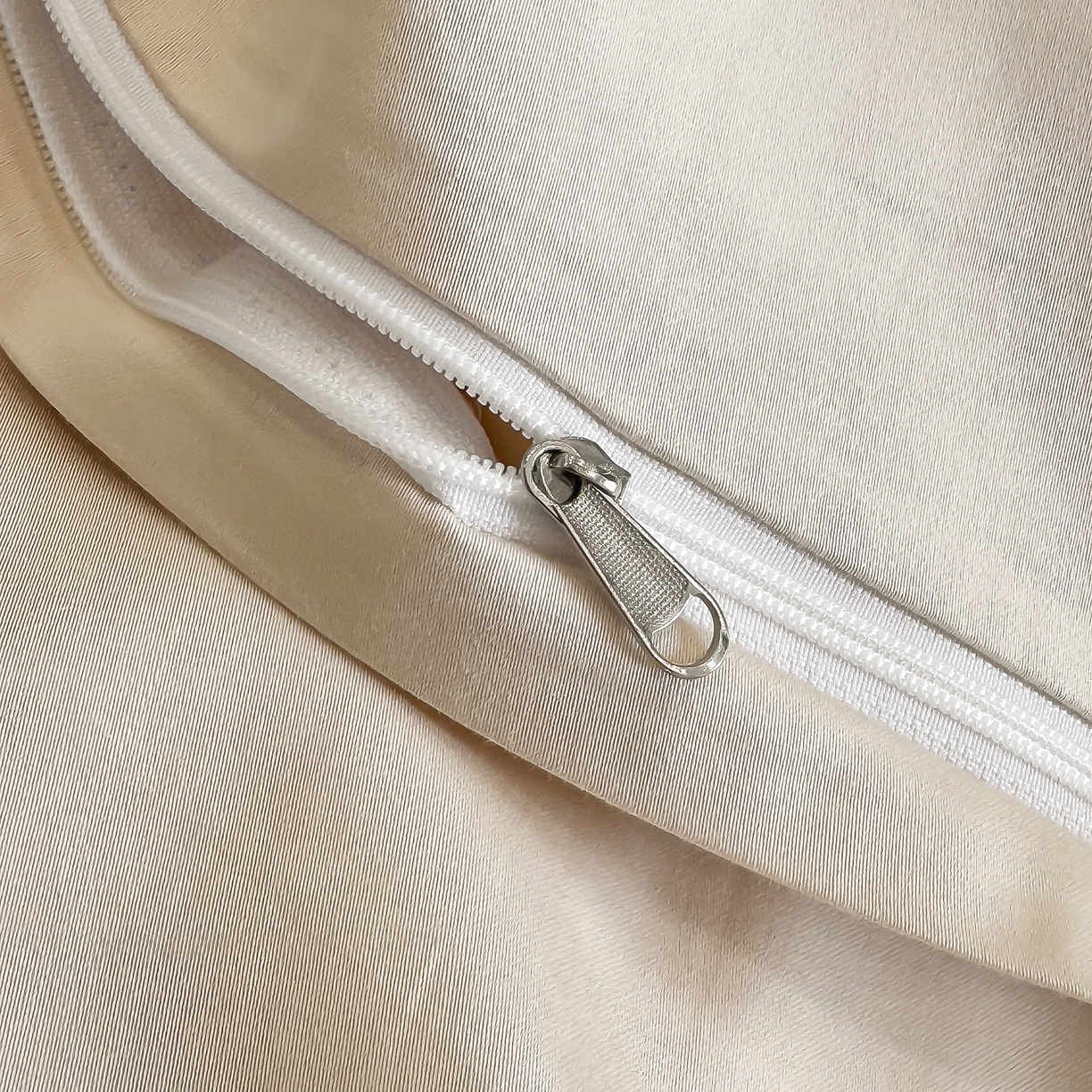 91家纺网 家纺一手货源 找家纺 置顶家纺 2025新款轻奢50双股长绒棉全棉刺绣骨头鸟四件套 轻奢-高级灰+奶咖