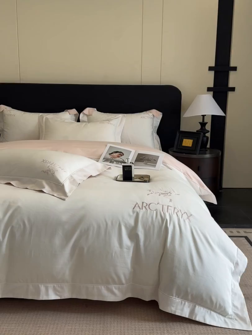 91家纺网 家纺一手货源 找家纺 置顶家纺 2025新款轻奢50双股长绒棉全棉刺绣骨头鸟四件套 轻奢-奶白+粉