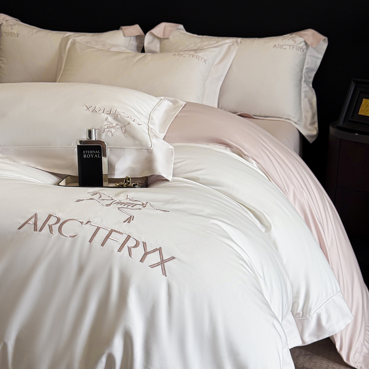 91家纺网 家纺一手货源 找家纺 置顶家纺 2025新款轻奢50双股长绒棉全棉刺绣骨头鸟四件套 轻奢-奶白+粉