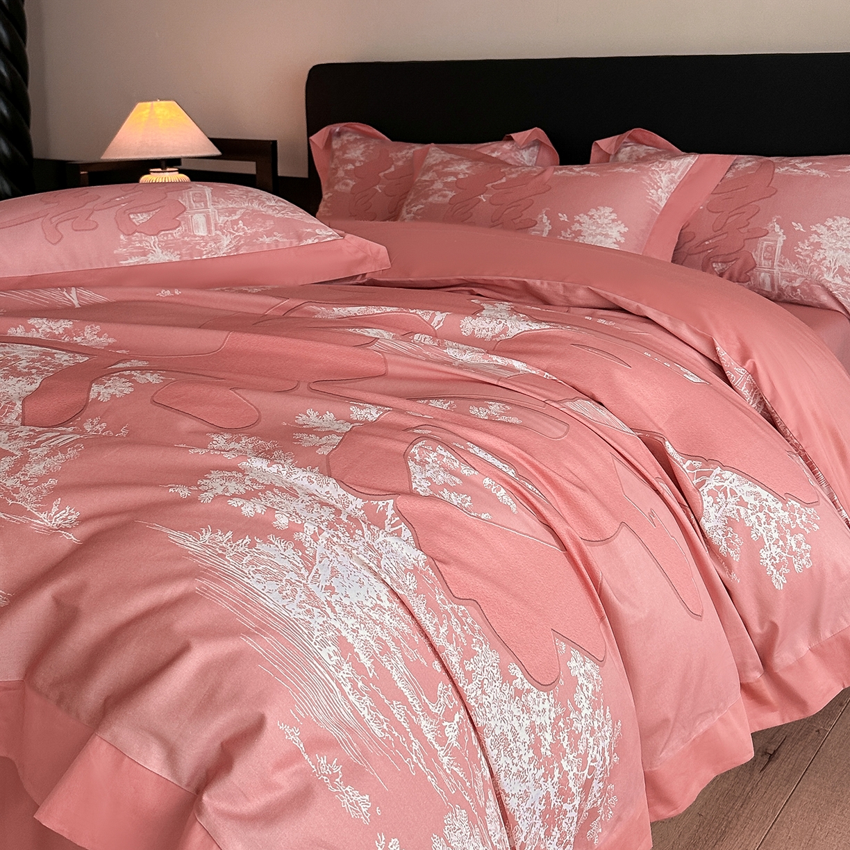 91家纺网 家纺一手货源 找家纺 置顶家纺 2025新款时禧婚庆亲肤数码印花四件套 禧时-粉