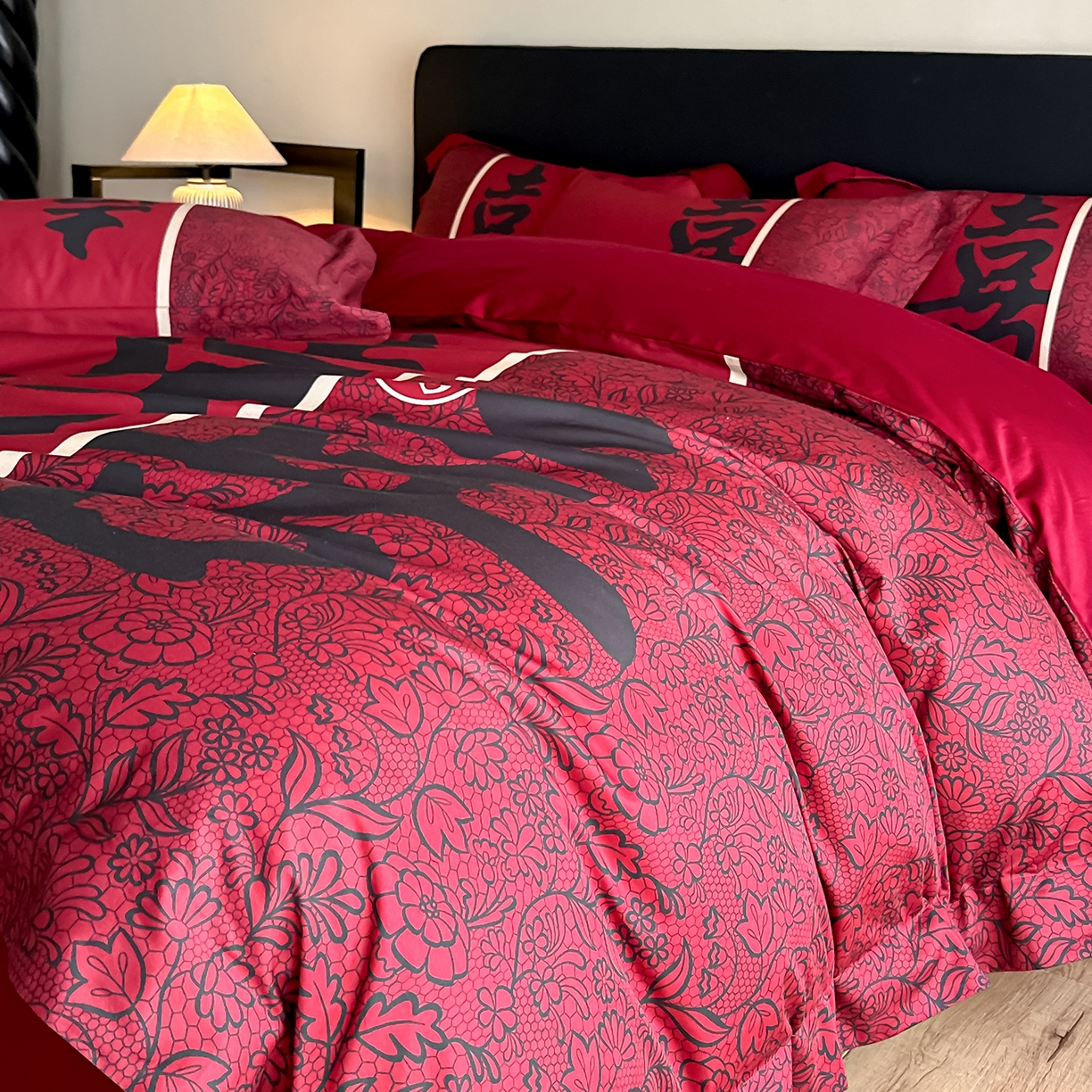 91家纺网 家纺一手货源 找家纺 置顶家纺 2025新款时禧婚庆亲肤数码印花四件套 悦禧-酒红