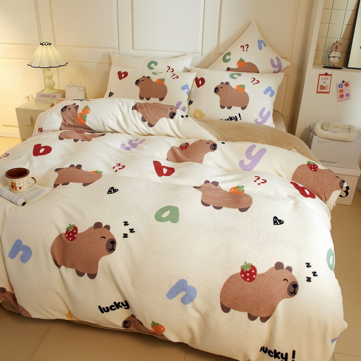 91家纺网 家纺一手货源 找家纺 蘭菲家纺 2025新款卡皮巴拉牛奶绒四件套 皮小萌