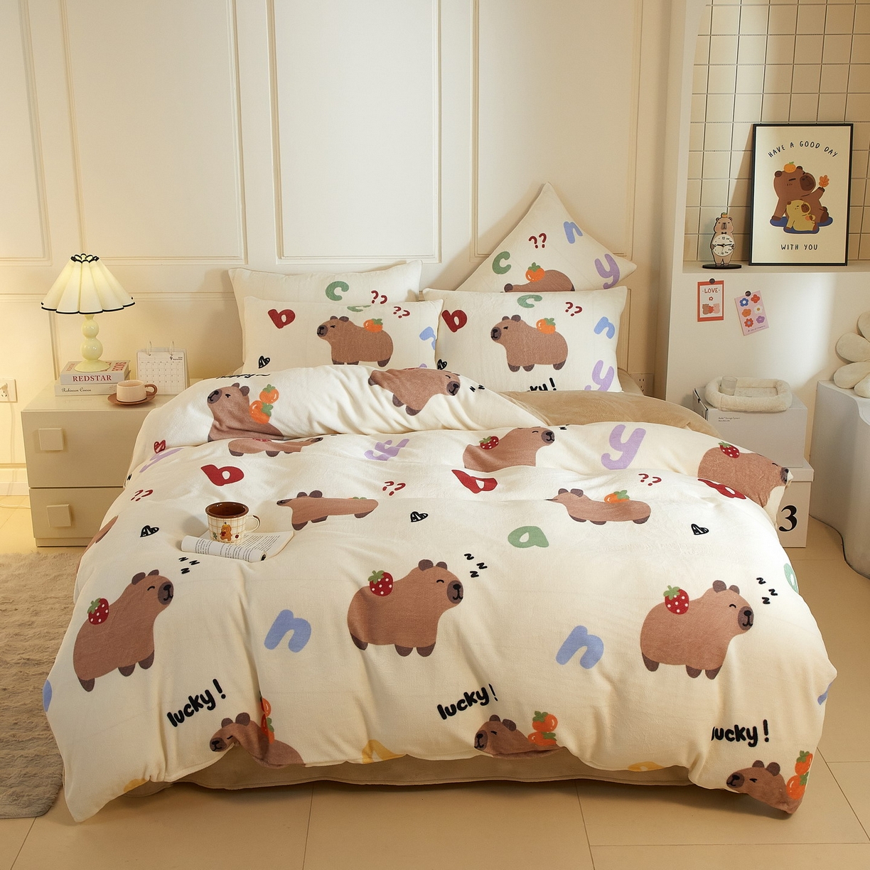 91家纺网 家纺一手货源 找家纺 蘭菲家纺 2025新款卡皮巴拉牛奶绒四件套 皮小萌