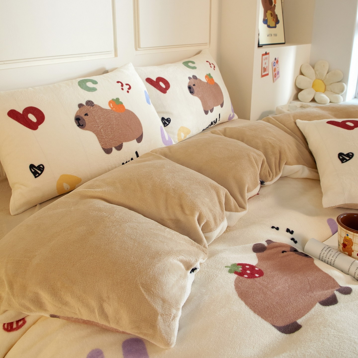 91家纺网 家纺一手货源 找家纺 蘭菲家纺 2025新款卡皮巴拉牛奶绒四件套 皮小萌