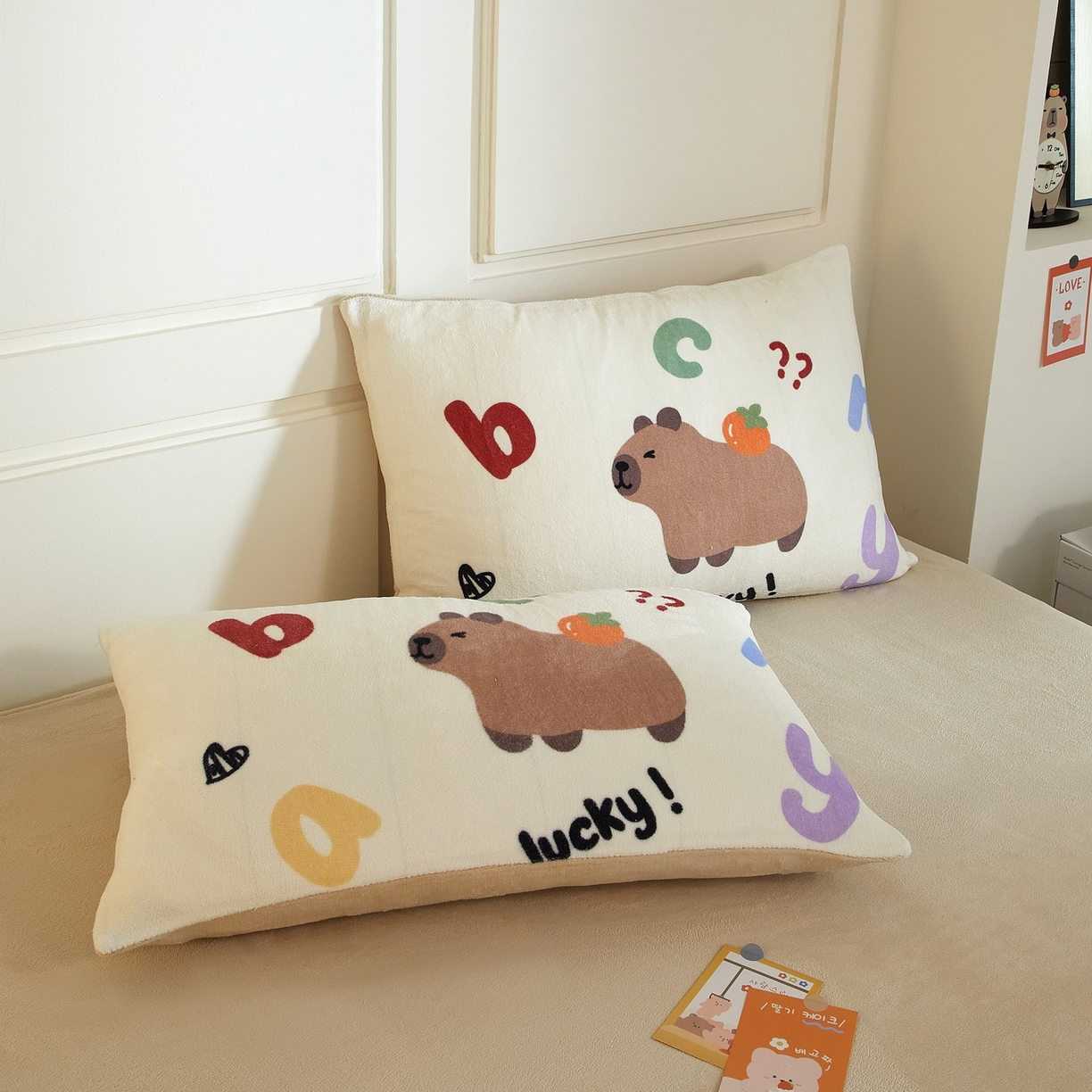 91家纺网 家纺一手货源 找家纺 蘭菲家纺 2025新款卡皮巴拉牛奶绒四件套 皮小萌