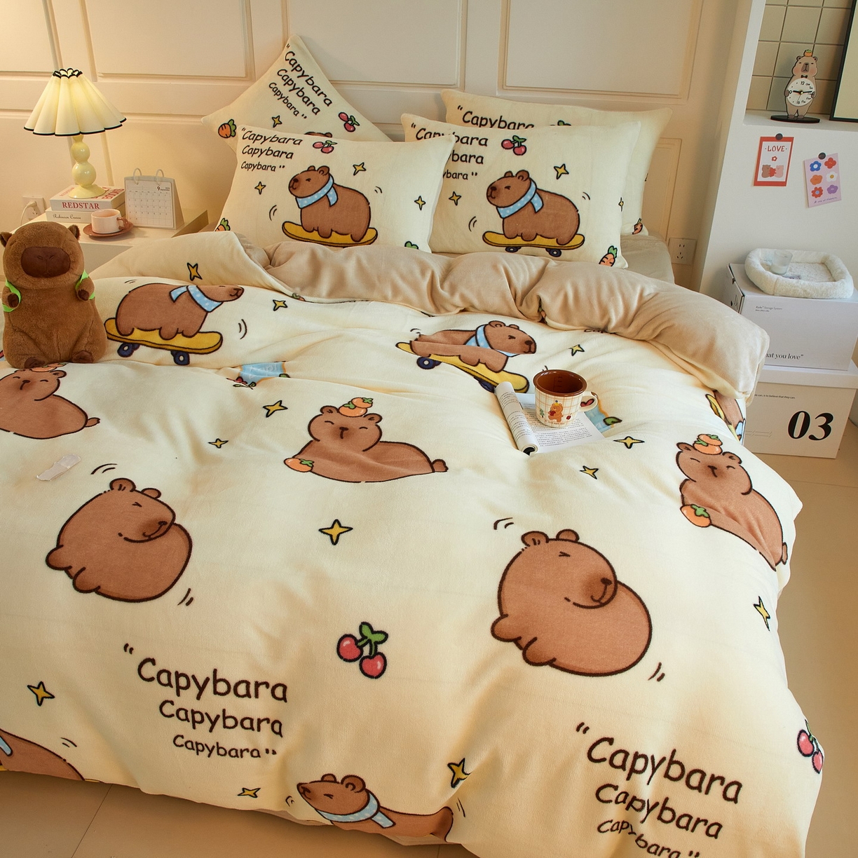 91家纺网 家纺一手货源 找家纺 蘭菲家纺 2025新款卡皮巴拉牛奶绒四件套 爱滑板