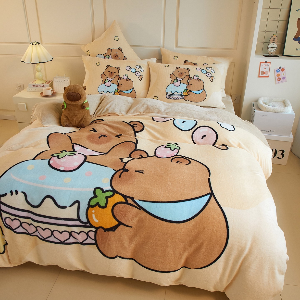 91家纺网 家纺一手货源 找家纺 蘭菲家纺 2025新款卡皮巴拉牛奶绒四件套 爱卡皮