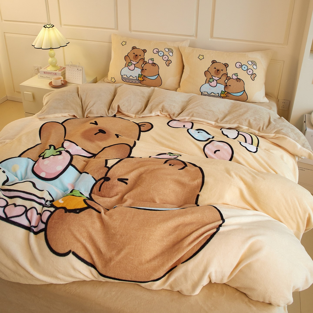 91家纺网 家纺一手货源 找家纺 蘭菲家纺 2025新款卡皮巴拉牛奶绒四件套 爱卡皮