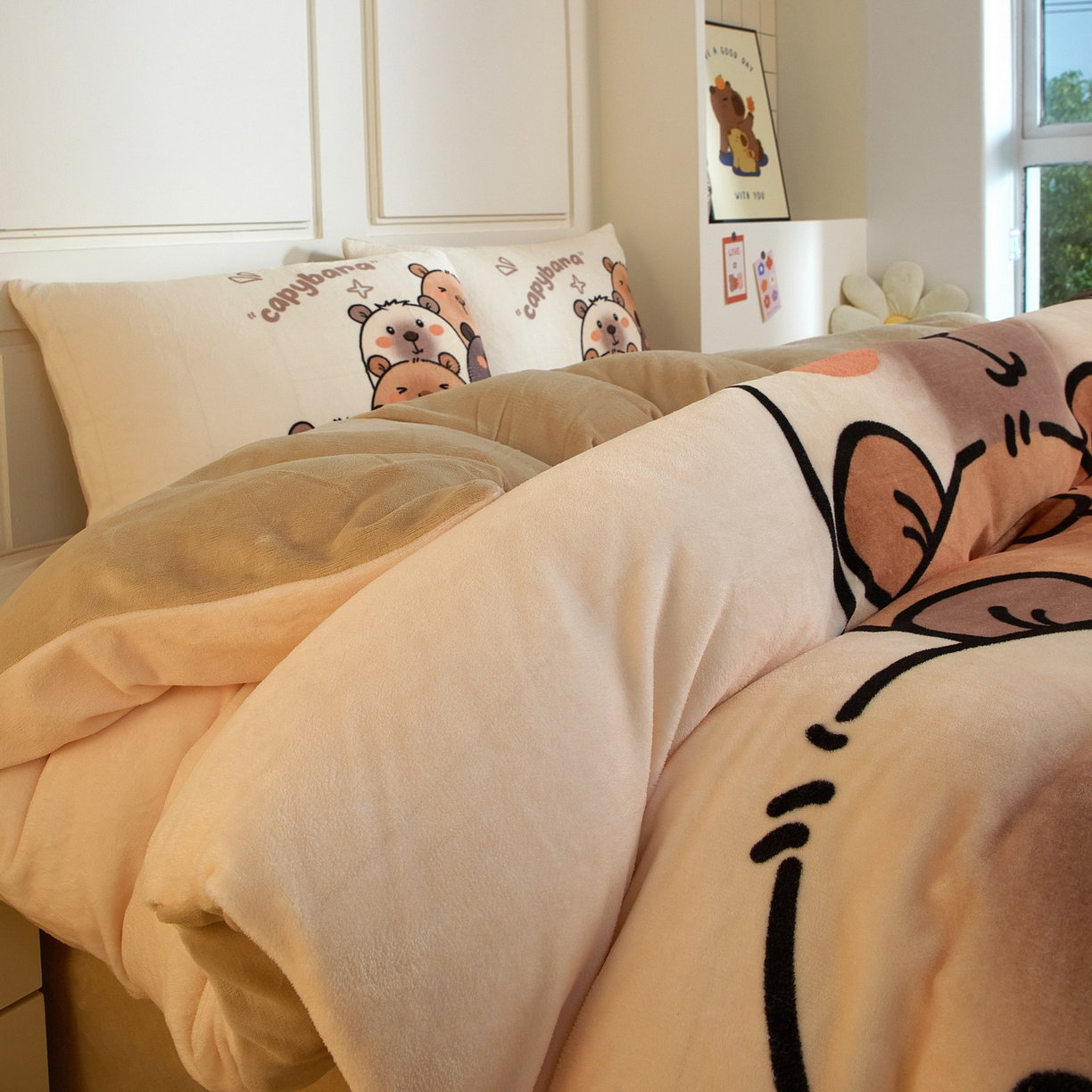 91家纺网 家纺一手货源 找家纺 蘭菲家纺 2025新款卡皮巴拉牛奶绒四件套 豚一家