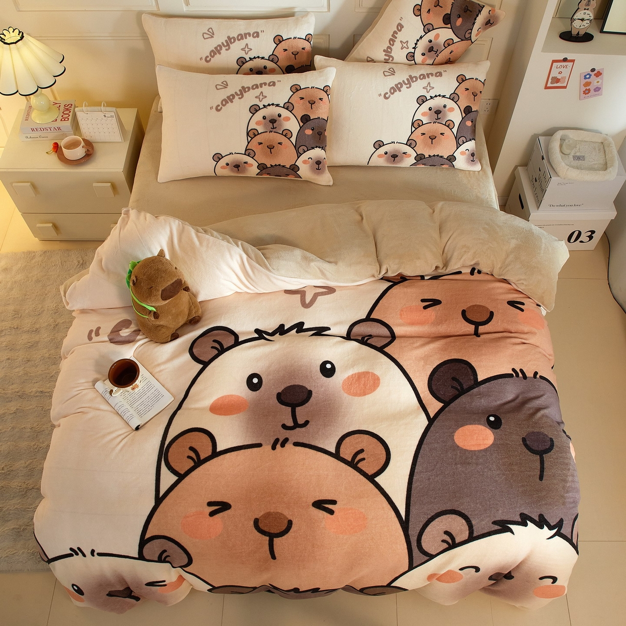 91家纺网 家纺一手货源 找家纺 蘭菲家纺 2025新款卡皮巴拉牛奶绒四件套 豚一家