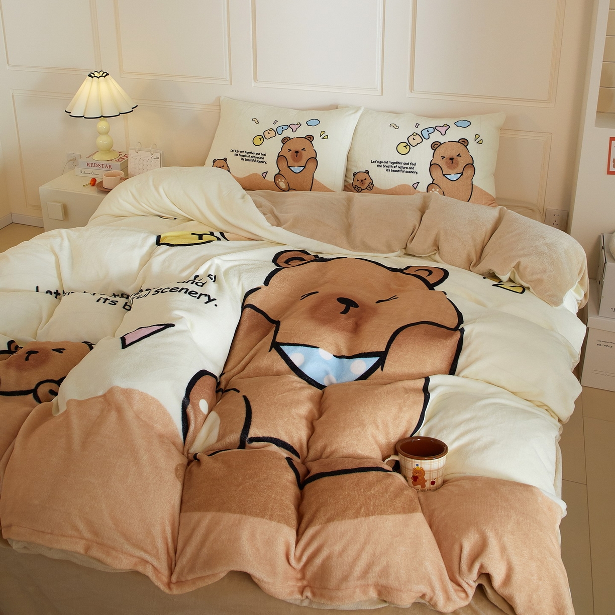 91家纺网 家纺一手货源 找家纺 蘭菲家纺 2025新款卡皮巴拉牛奶绒四件套 熊巴拉