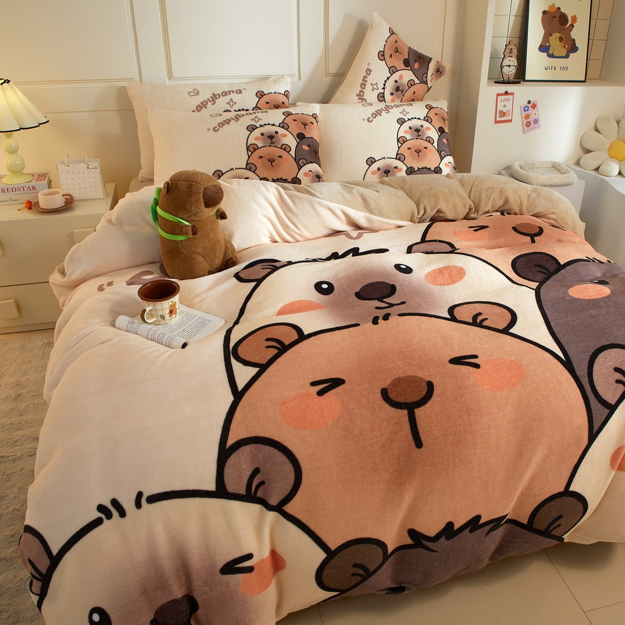 91家纺网 家纺一手货源 找家纺 蘭菲家纺 2025新款卡皮巴拉牛奶绒四件套 豚一家