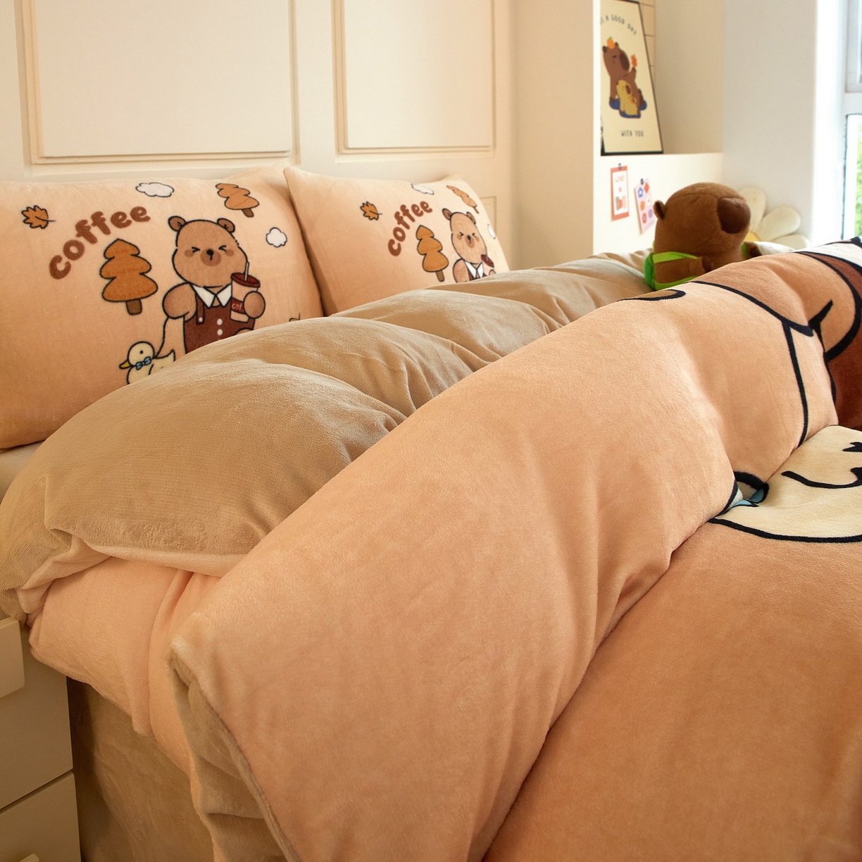 91家纺网 家纺一手货源 找家纺 蘭菲家纺 2025新款卡皮巴拉牛奶绒四件套 拉小鸭