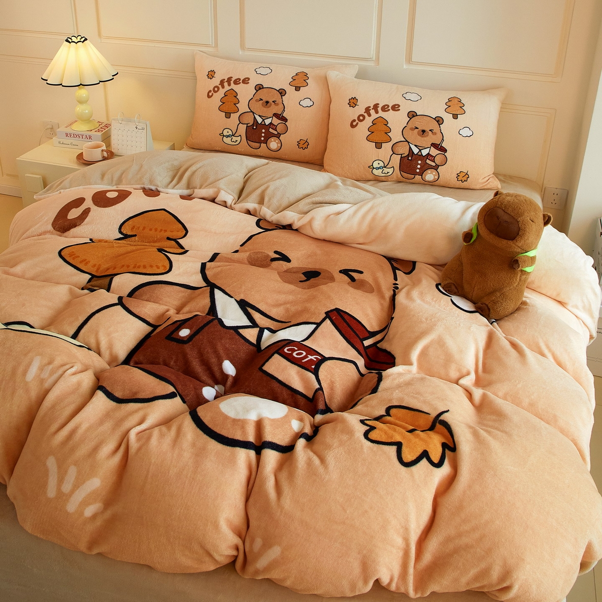 91家纺网 家纺一手货源 找家纺 蘭菲家纺 2025新款卡皮巴拉牛奶绒四件套 拉小鸭