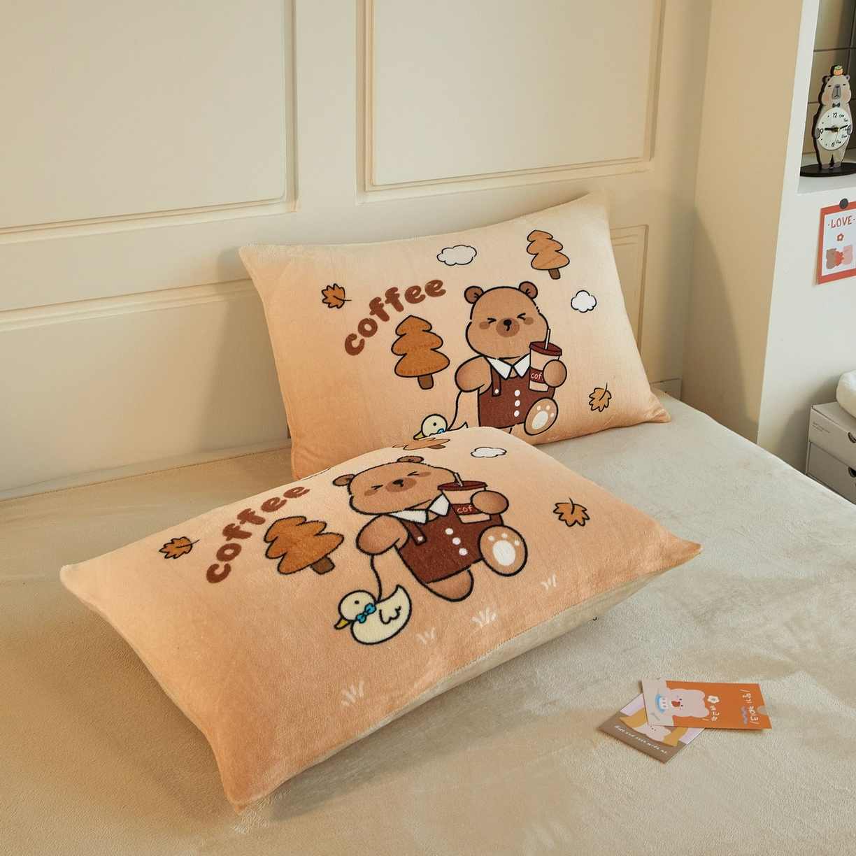 91家纺网 家纺一手货源 找家纺 蘭菲家纺 2025新款卡皮巴拉牛奶绒四件套 拉小鸭