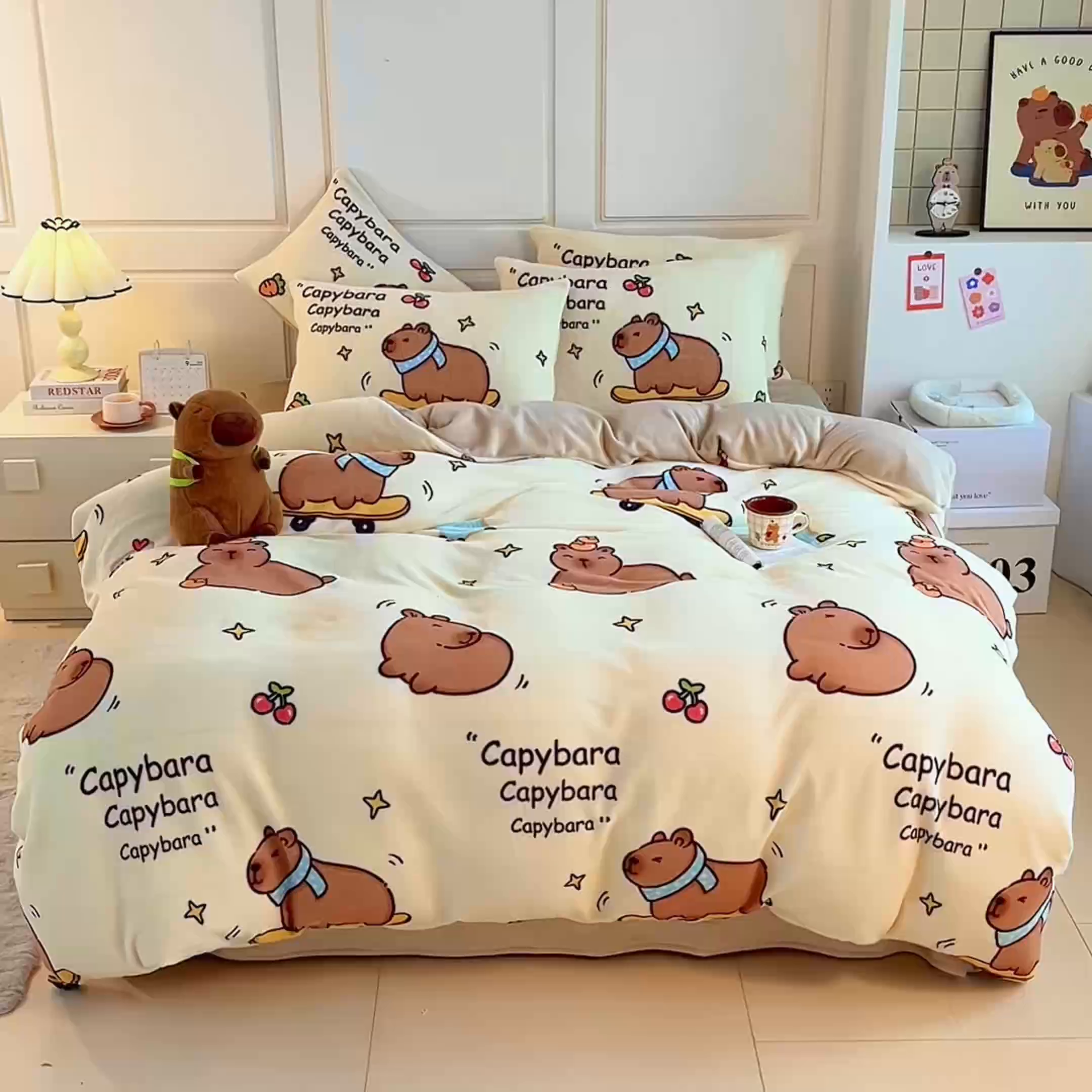 91家纺网 家纺一手货源 找家纺 蘭菲家纺 2025新款卡皮巴拉牛奶绒四件套 爱滑板