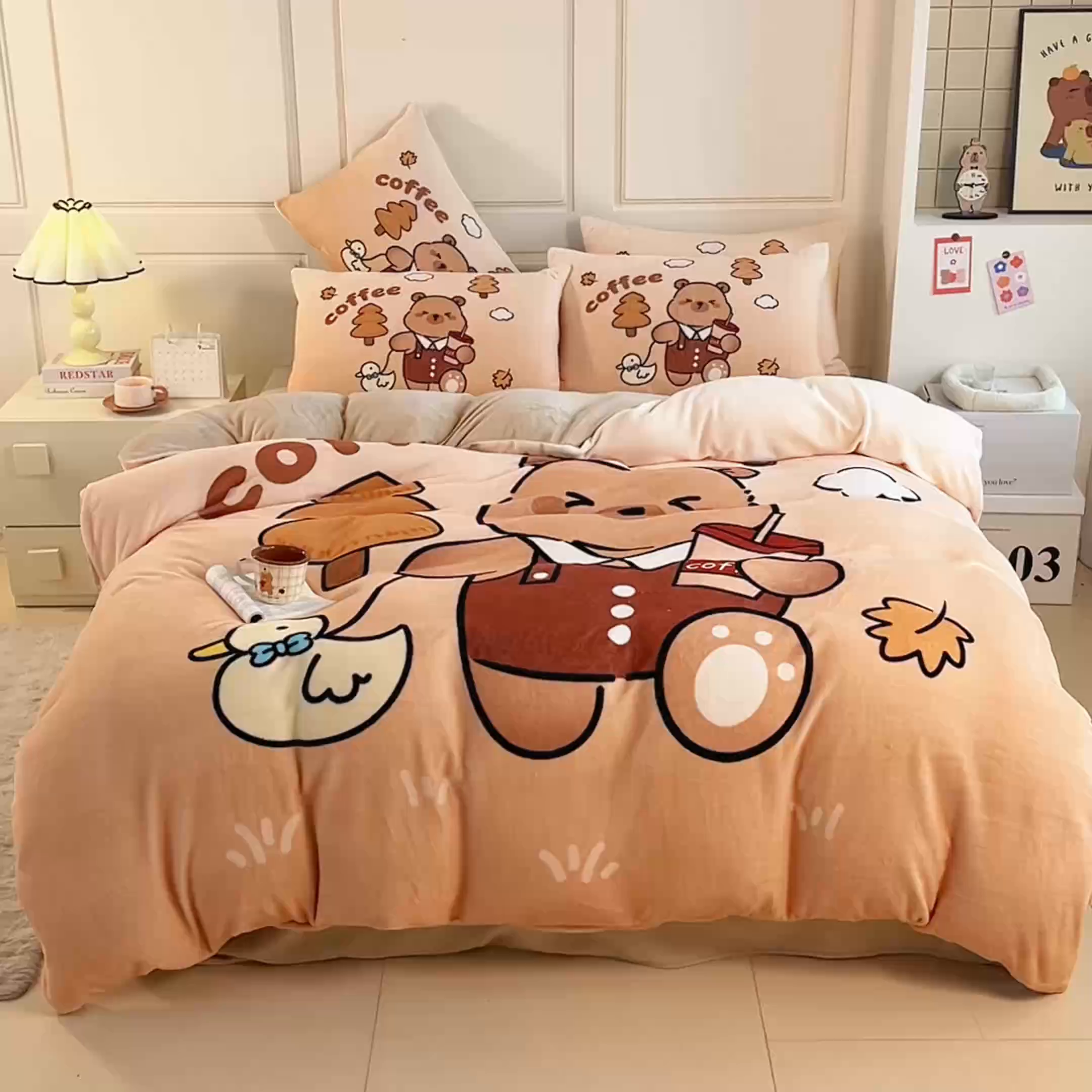 91家纺网 家纺一手货源 找家纺 蘭菲家纺 2025新款卡皮巴拉牛奶绒四件套 拉小鸭