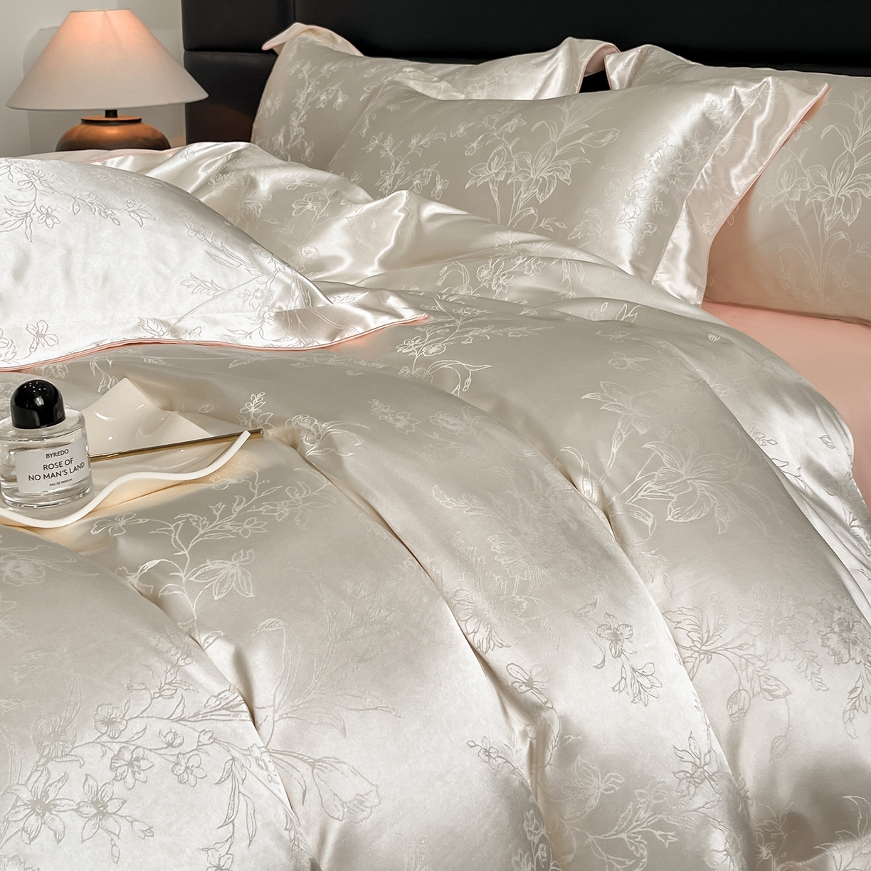 91家纺网 家纺一手货源 找家纺 置顶家纺 2025新款幸卉亲肤提花四件套 幸卉-白+粉