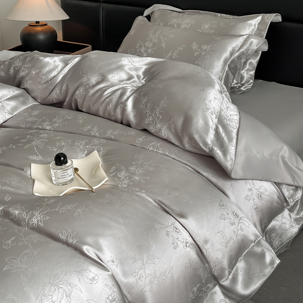 91家纺网 家纺一手货源 找家纺 置顶家纺 2025新款幸卉亲肤提花四件套 幸卉-浅灰