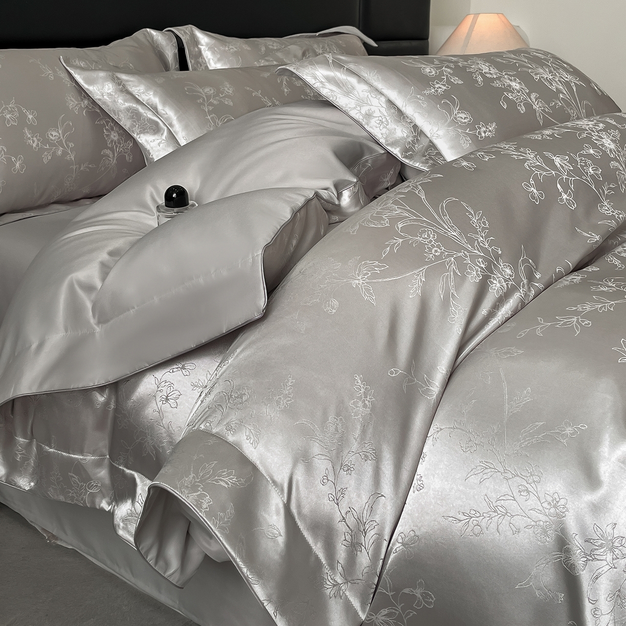 91家纺网 家纺一手货源 找家纺 置顶家纺 2025新款幸卉亲肤提花四件套 幸卉-浅灰