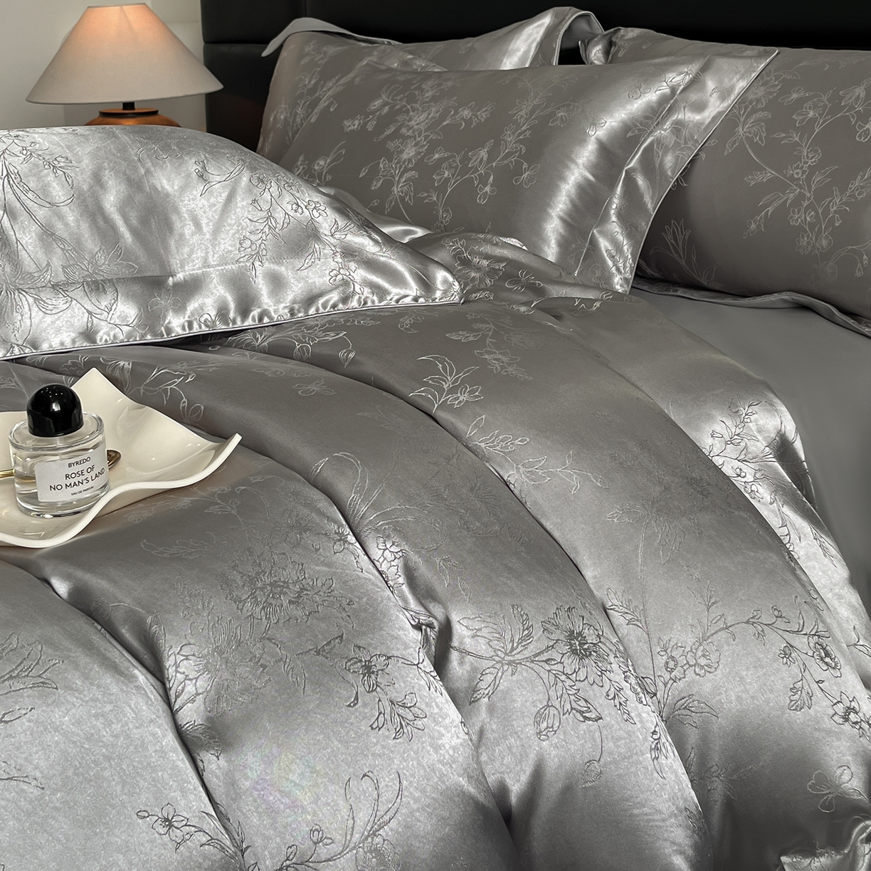 91家纺网 家纺一手货源 找家纺 置顶家纺 2025新款幸卉亲肤提花四件套 幸卉-高级灰