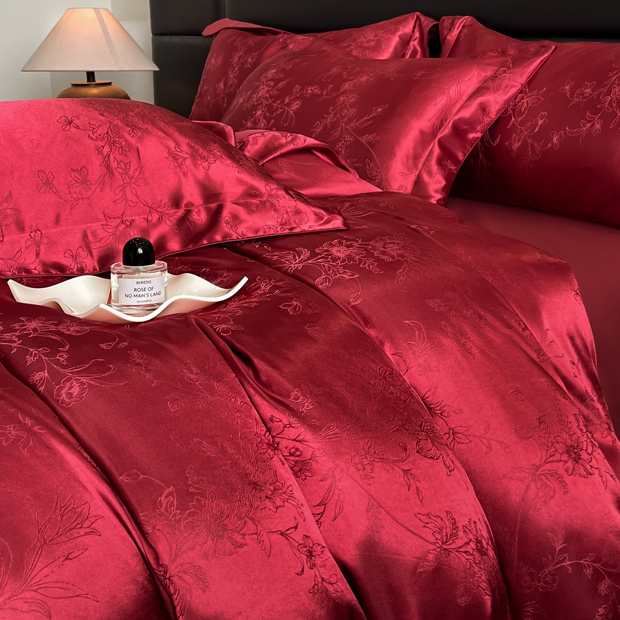 91家纺网 家纺一手货源 找家纺 置顶家纺 2025新款幸卉亲肤提花四件套 幸卉-温馨红