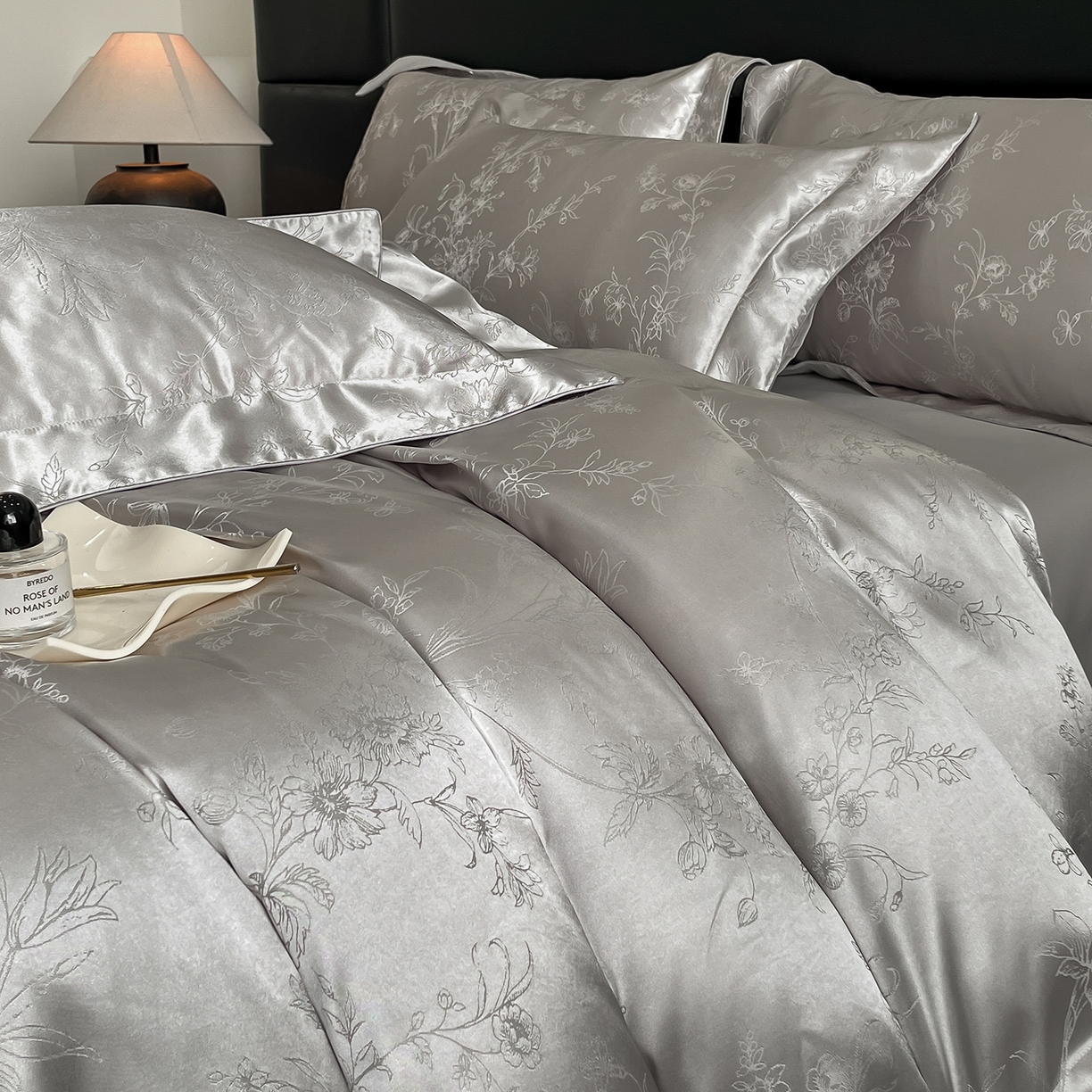 91家纺网 家纺一手货源 找家纺 置顶家纺 2025新款幸卉亲肤提花四件套 幸卉-浅灰