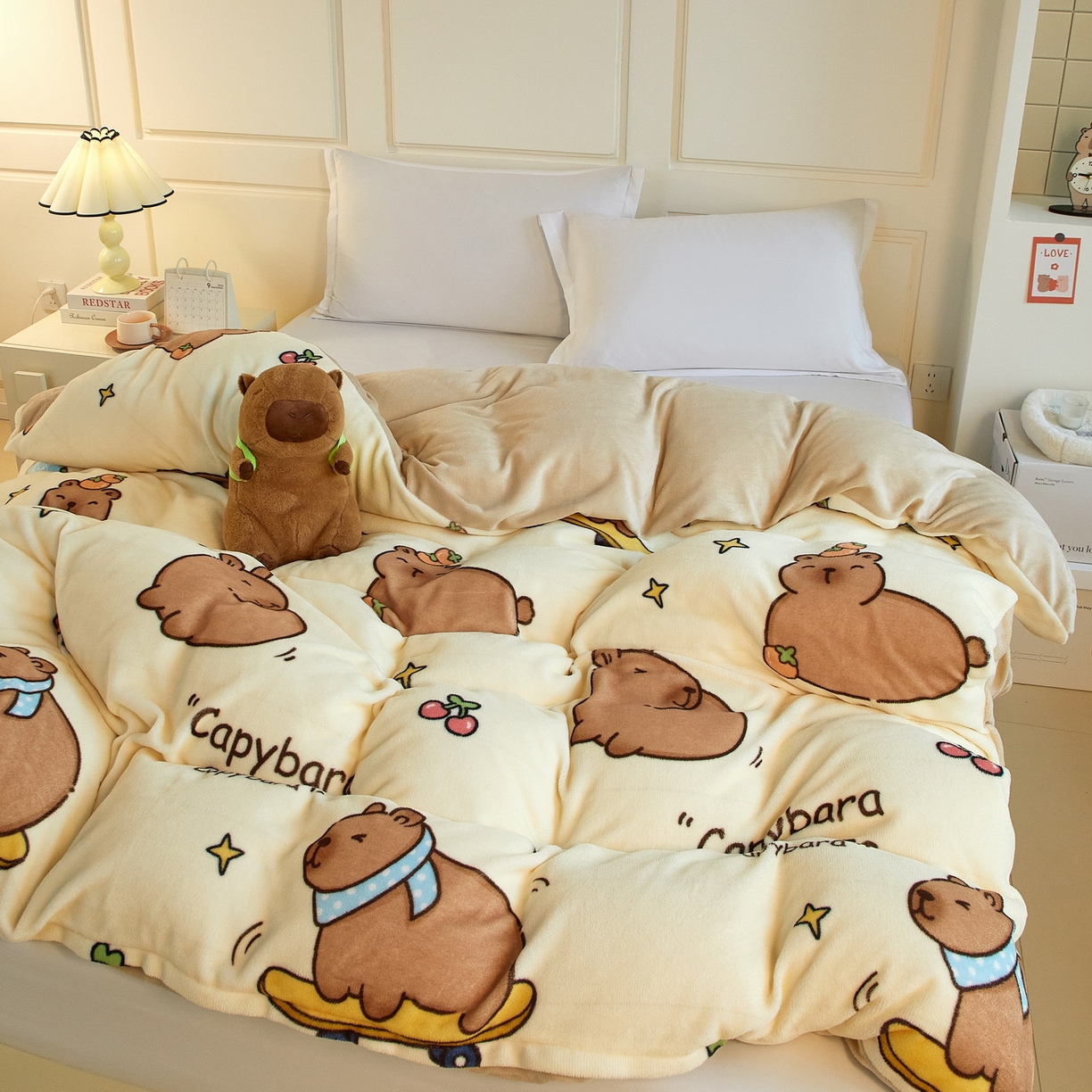 91家纺网 家纺一手货源 找家纺 蘭菲家纺 2025新款卡皮巴拉牛奶绒单被套 被套单件 爱滑板