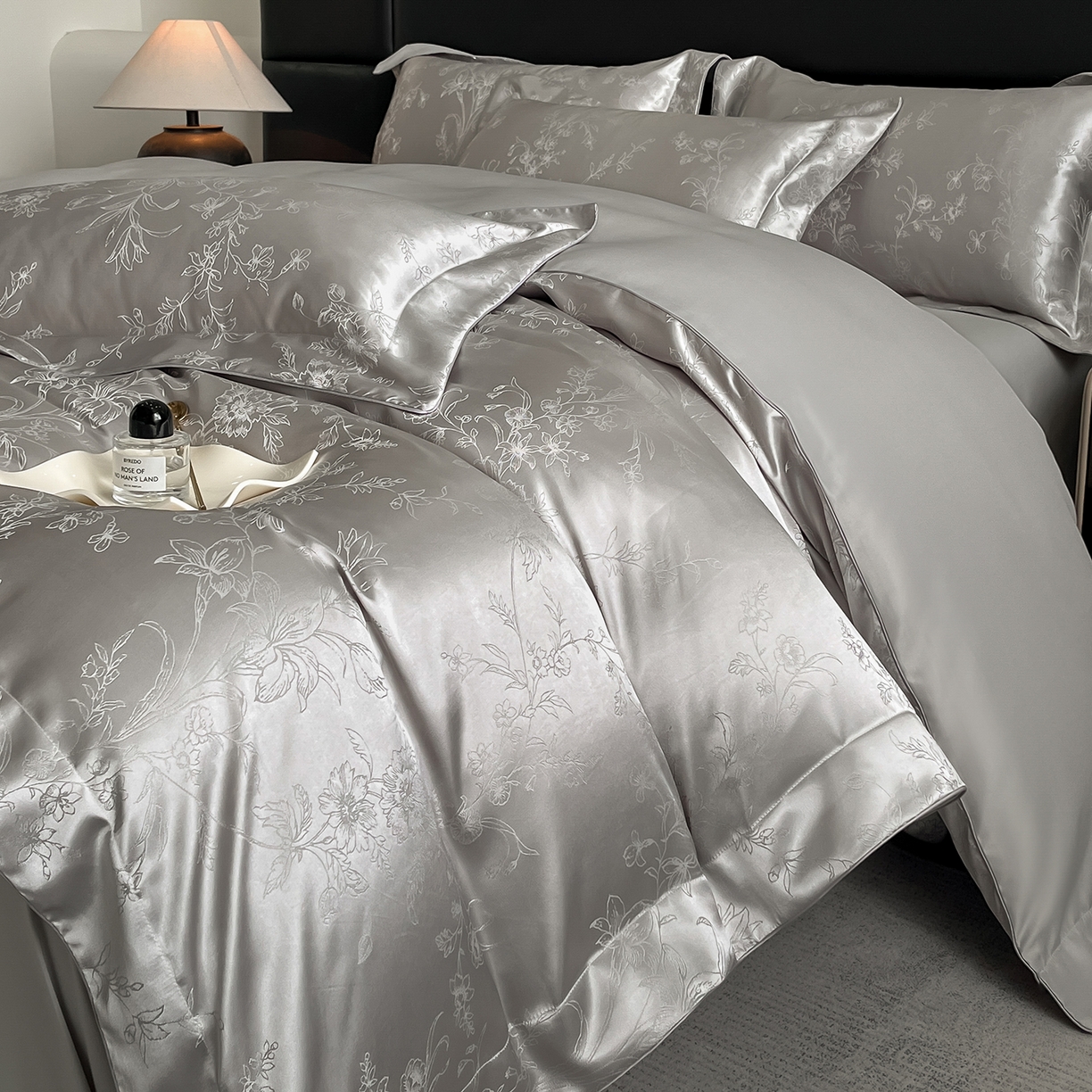 91家纺网 家纺一手货源 找家纺 置顶家纺 2025新款幸卉亲肤提花四件套 幸卉-浅灰