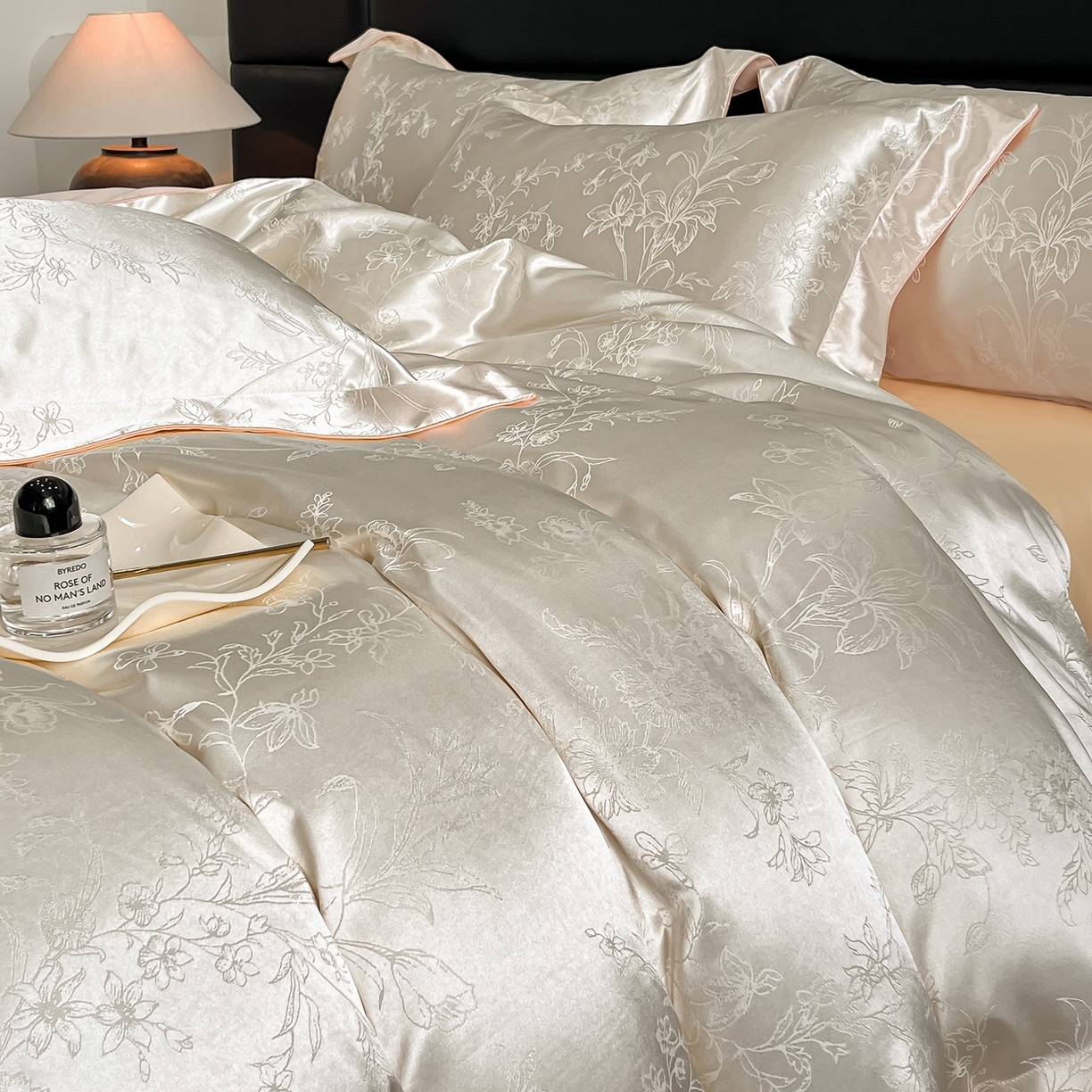 91家纺网 家纺一手货源 找家纺 置顶家纺 2025新款幸卉亲肤提花四件套 幸卉-白+香槟