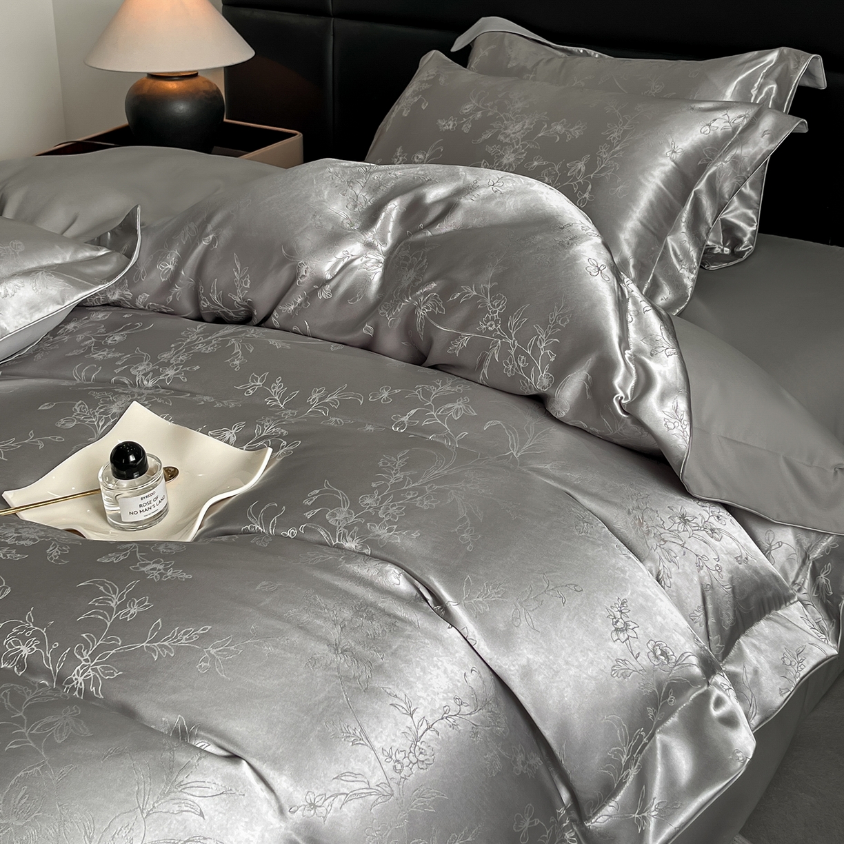 91家纺网 家纺一手货源 找家纺 置顶家纺 2025新款幸卉亲肤提花四件套 幸卉-高级灰