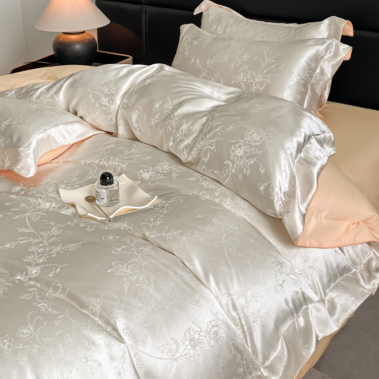 91家纺网 家纺一手货源 找家纺 置顶家纺 2025新款幸卉亲肤提花四件套 幸卉-白+香槟