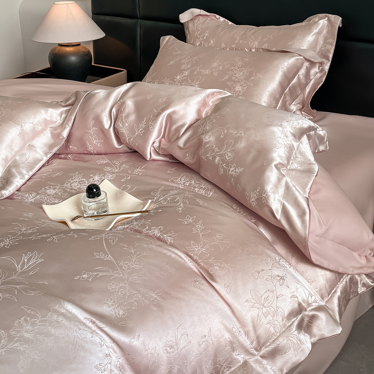 91家纺网 家纺一手货源 找家纺 置顶家纺 2025新款幸卉亲肤提花四件套 幸卉-粉紫