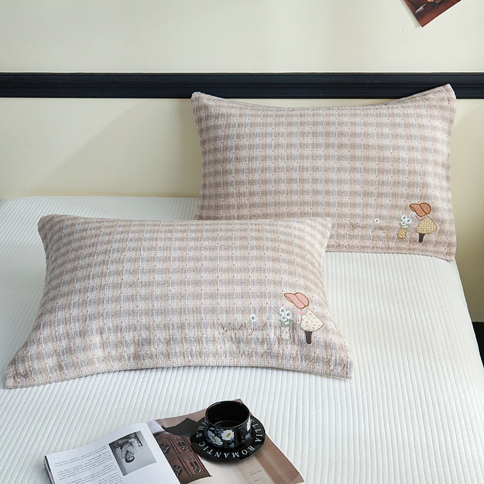 91家纺网 家纺一手货源 找家纺 棠薇家纺 2025新款全棉纱布枕巾绣花枕巾纯棉水洗枕巾卡通高档枕巾预缩水 草帽女孩灰