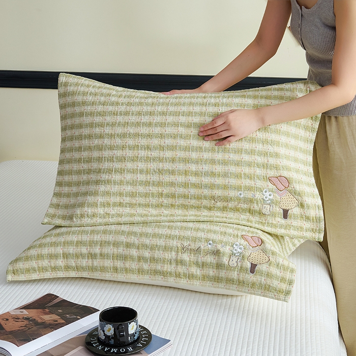 91家纺网 家纺一手货源 找家纺 棠薇家纺 2025新款全棉纱布枕巾绣花枕巾纯棉水洗枕巾卡通高档枕巾预缩水 草帽女孩绿