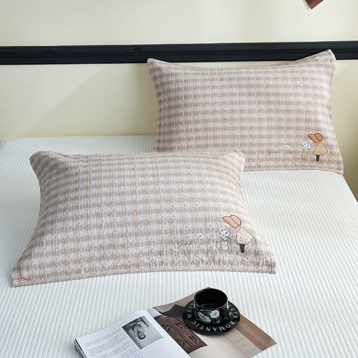 91家纺网 家纺一手货源 找家纺 棠薇家纺 2025新款全棉纱布枕巾绣花枕巾纯棉水洗枕巾卡通高档枕巾预缩水 草帽女孩灰