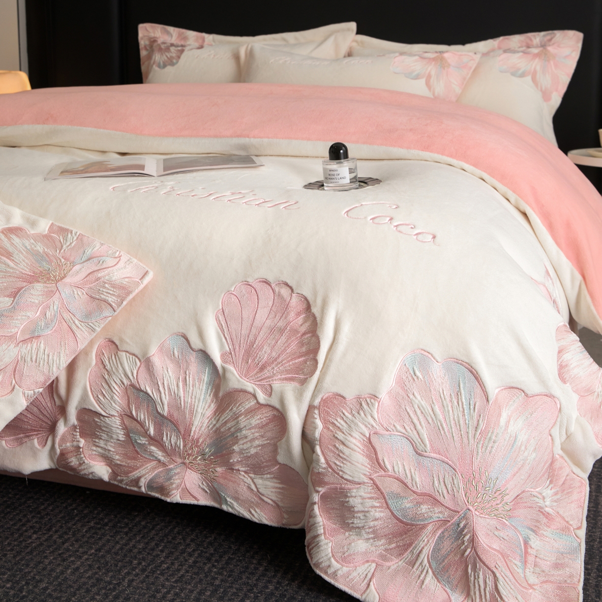 91家纺网 家纺一手货源 找家纺 （总）置顶家纺 2025新款轻奢刺绣牛奶绒四件套-COCO小姐系列