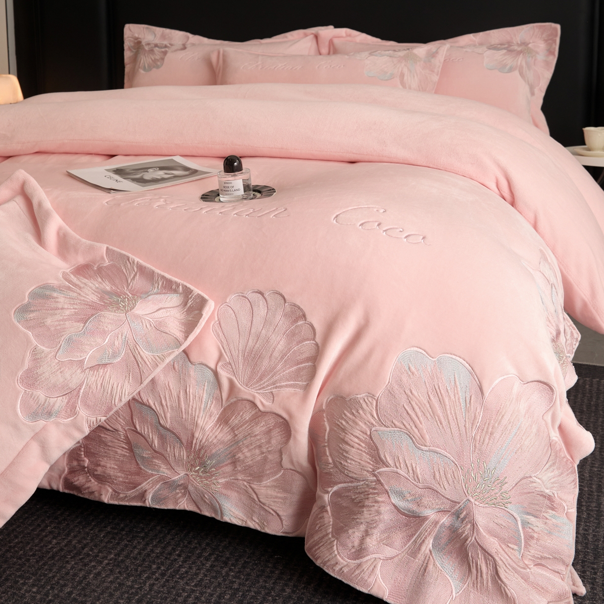 91家纺网 家纺一手货源 找家纺 （总）置顶家纺 2025新款轻奢刺绣牛奶绒四件套-COCO小姐系列